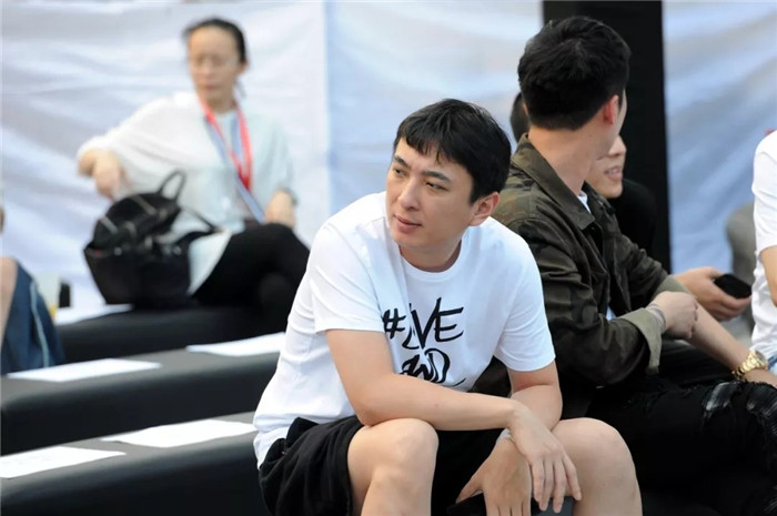 国民老公十年实习期暗淡收场，草根大学生又该如何立足职??？